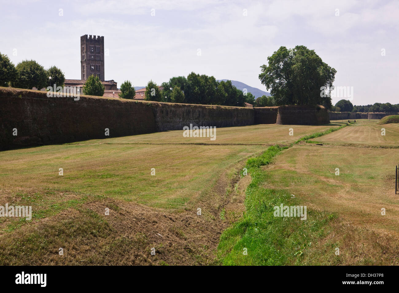 La frontera terrenos de la muralla de la ciudad medieval de Luca Foto de stock