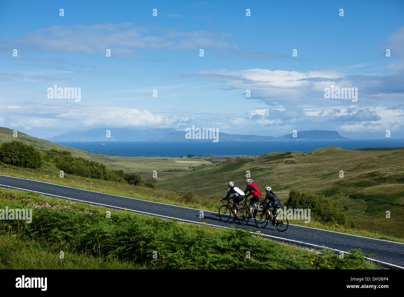 Tres ciclistas ride una ruta en las Highlands escocesas, Scotland, Reino Unido Foto de stock