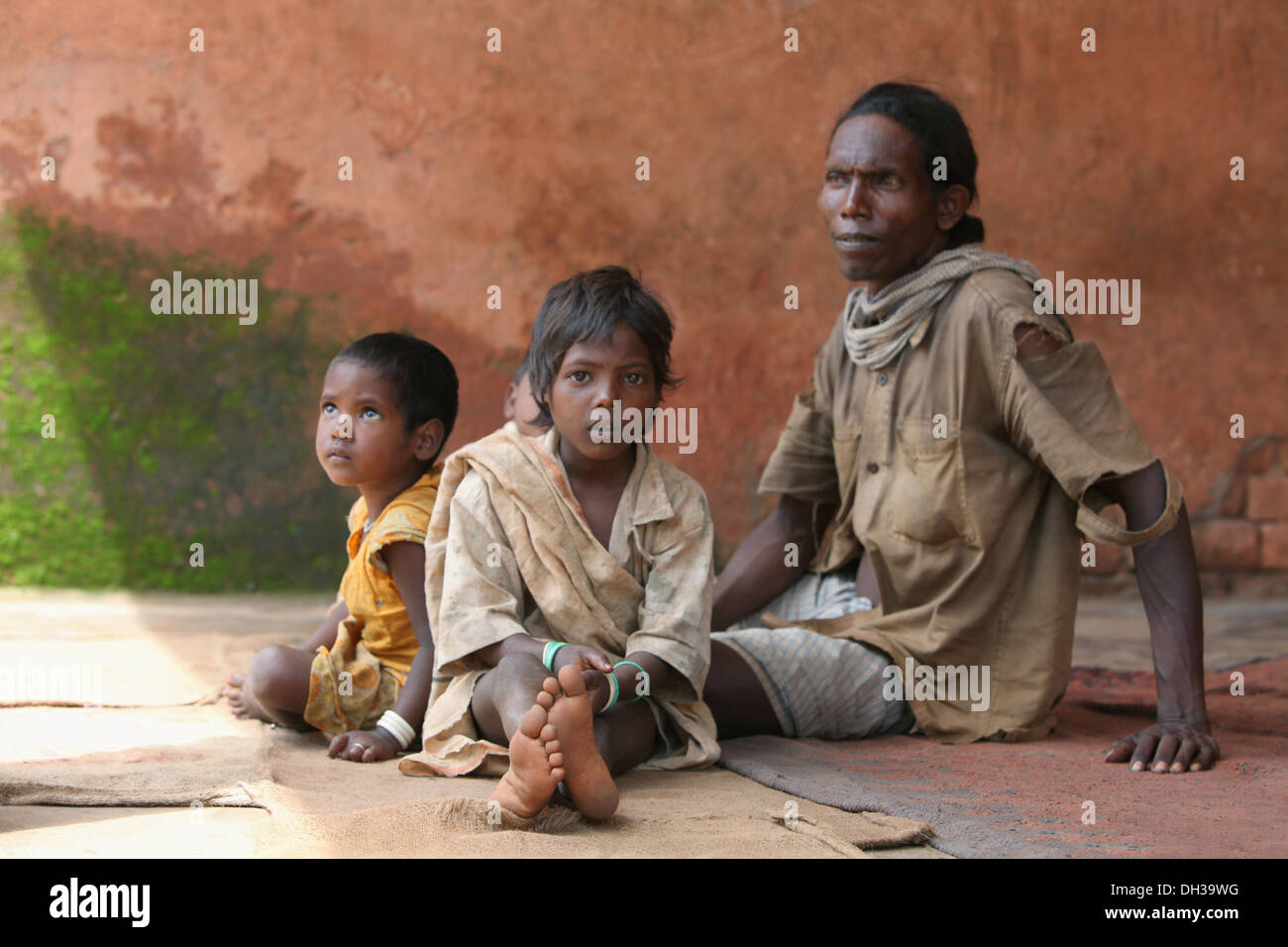 El padre y los hijos. Chada Baiga tribu, aldea, Madhya Pradesh, India Foto de stock