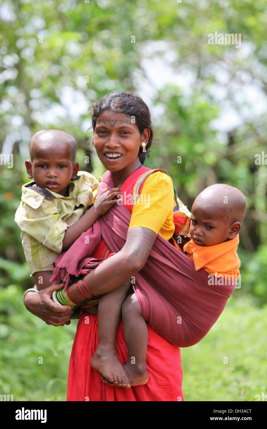 La madre y los hijos. Chada Baiga tribu, aldea, Madhya Pradesh, India Foto de stock