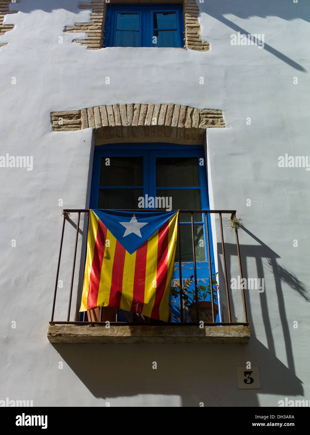 Una bandera de Cataluña cuelga desde el balcón de la provincia de Girona Peralada. Foto de stock