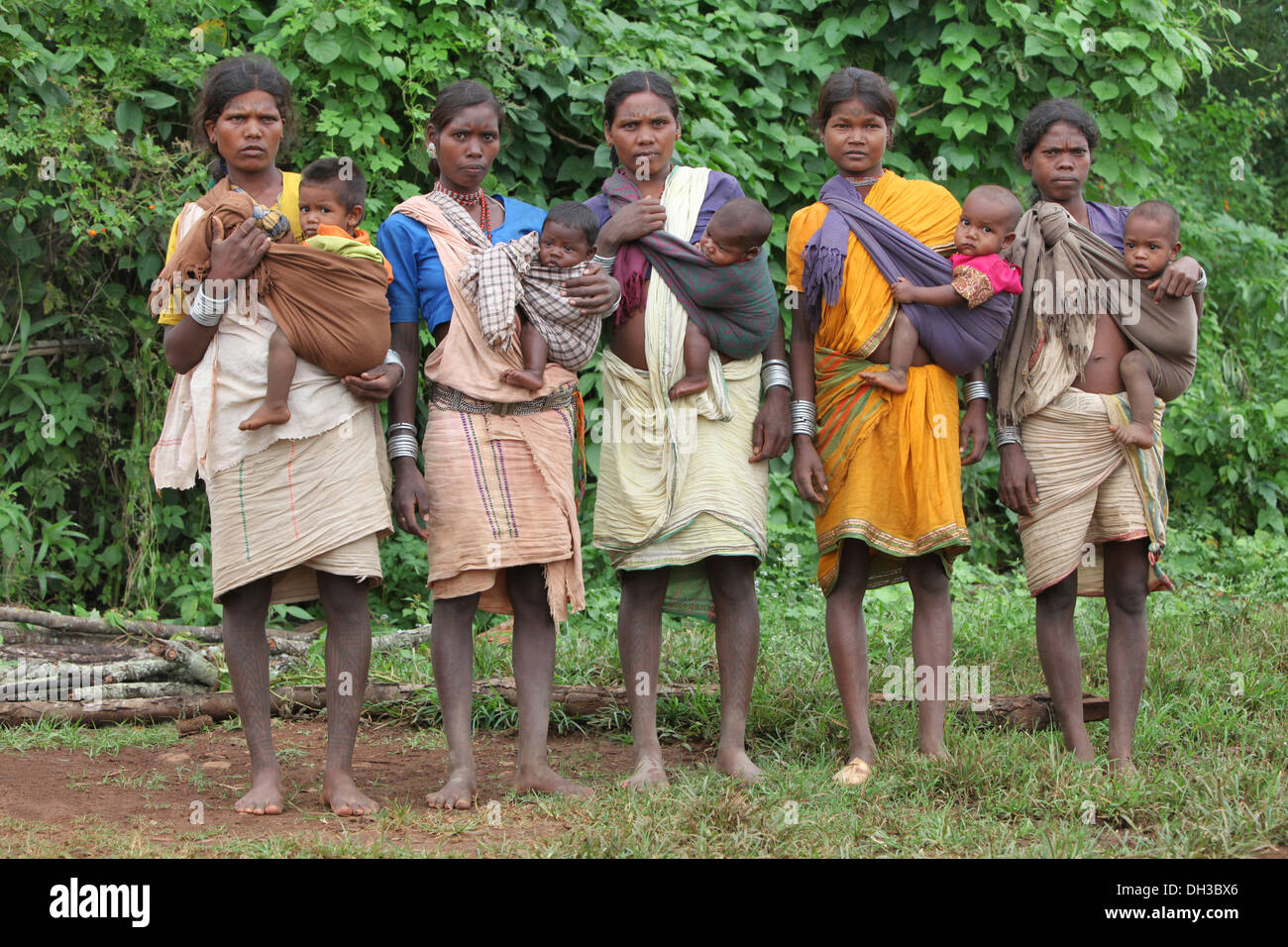 Cinco madres que llevan niños. Chada Baiga tribu, aldea, Madhya Pradesh, India Foto de stock