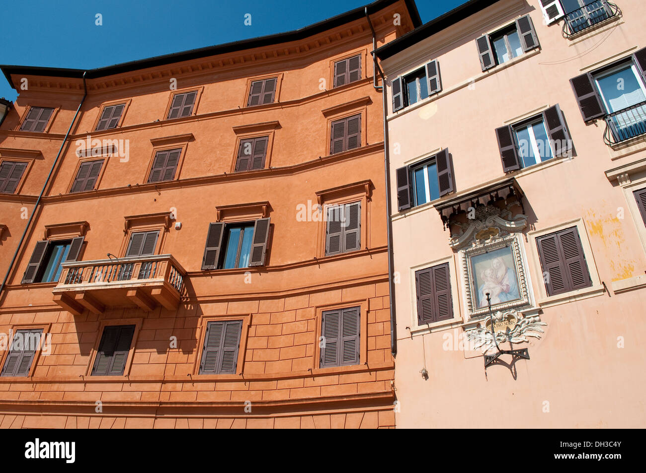 Las fachadas de las casas en la Piazza Navona, Roma, Italia Foto de stock