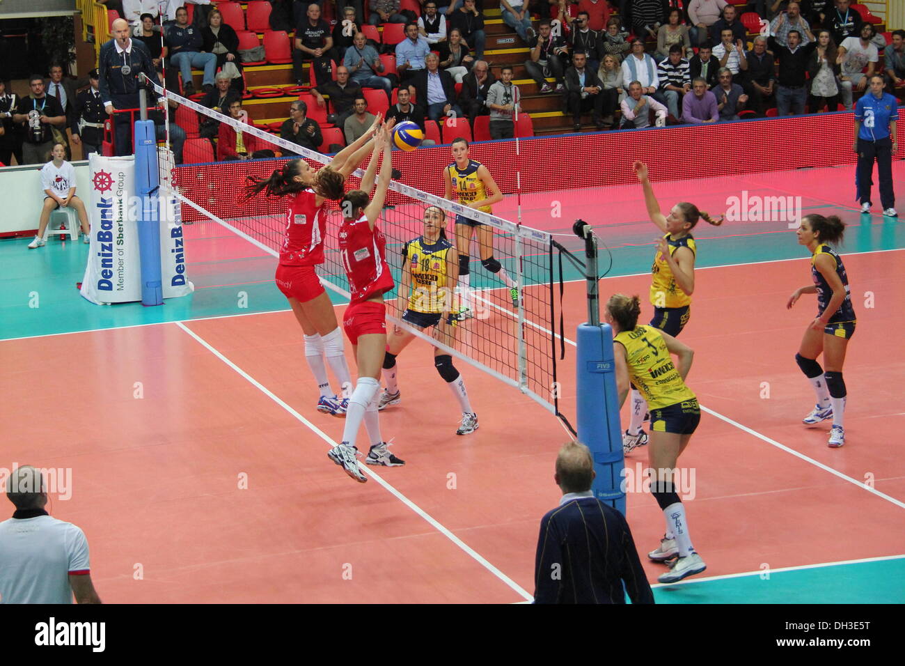 Busto Arsizio, Varese, Italia. El 29 de octubre de 2013. La Unendo Yamamay Busto Arsizio - Varese - salida desde la derrota del derby italiano el segundo día del 2014, Denizbank Cev Volleyball Champions League, contra el Prosecco Doc Imoco Conegliano - Treviso -, que tomare una cálida Palayamamay (3061 espectadores) con el resultado de 3-1 Foto de stock