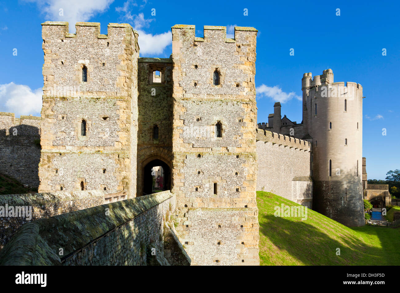 Arundel castillo de las murallas y almenas de la sede del duque de Norfolk Arundel West Sussex Inglaterra Reino Unido GB Europa Foto de stock