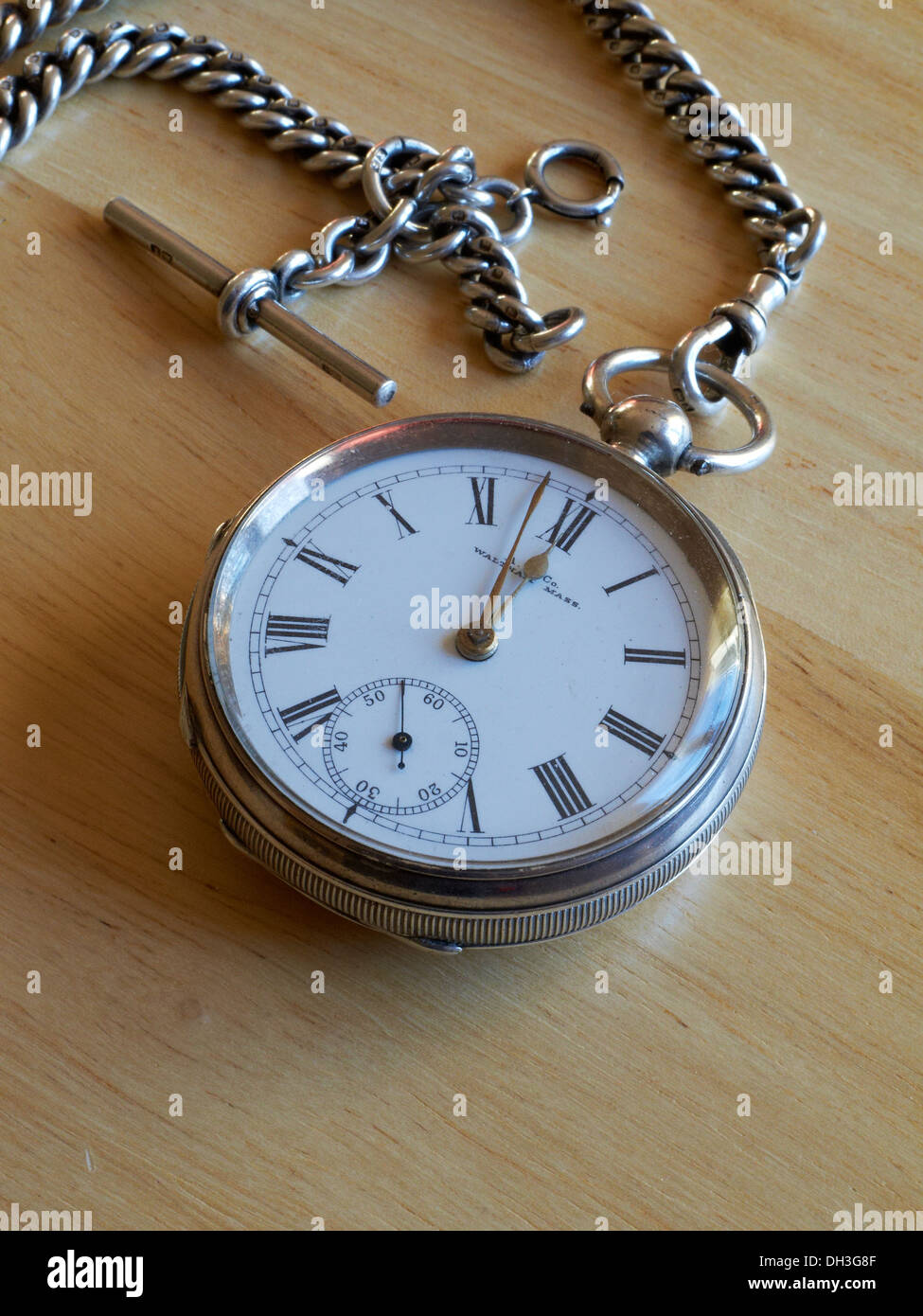 reloj de bolsillo con cadena en casi 12,00 Fotografía de stock -