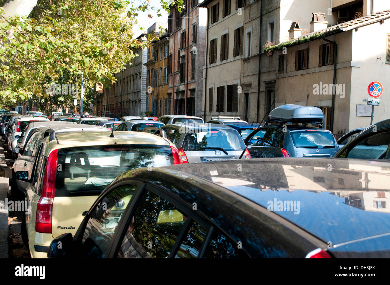 Ciudad pesado tráfico en la Lgt Tor di Nona en el centro de Roma, Italia Foto de stock