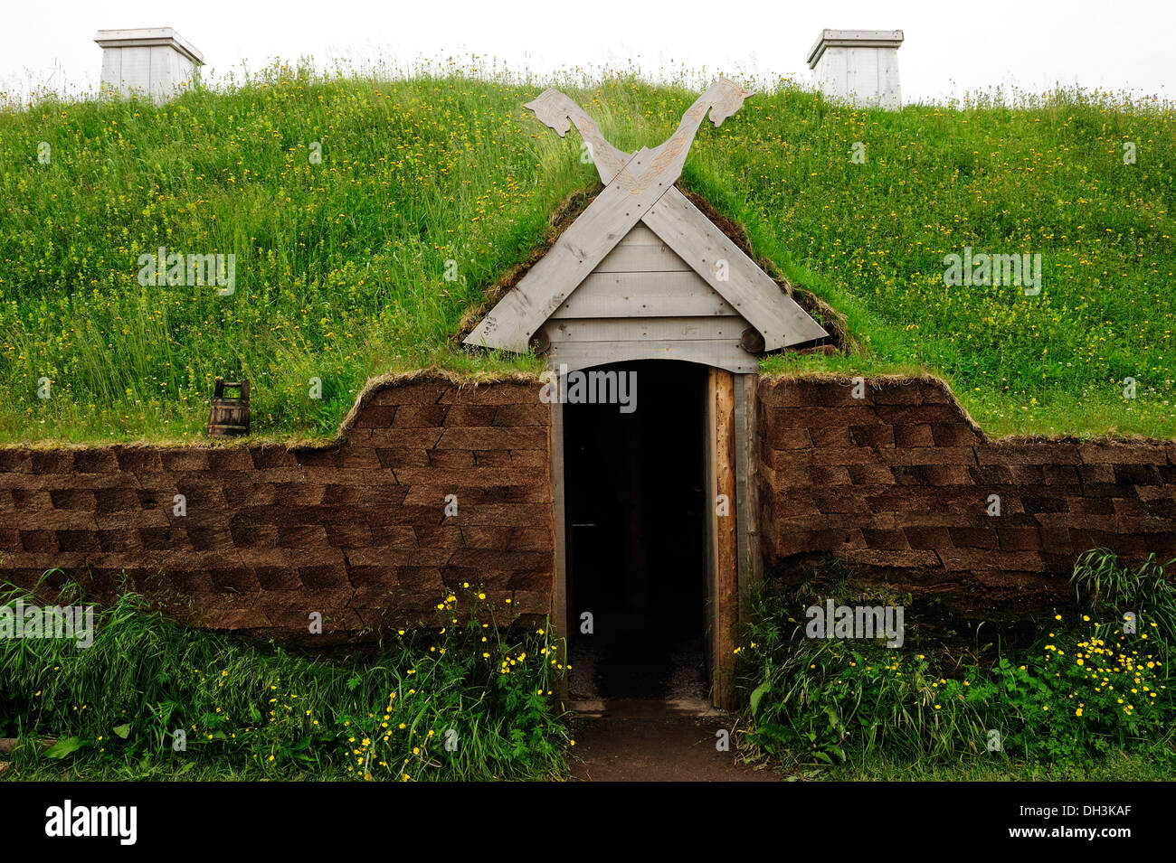 Primer asentamiento vikingo en el continente americano, alrededor de 1000 años, L'Anse aux Meadows, Terranova, Canadá, Norteamérica Foto de stock