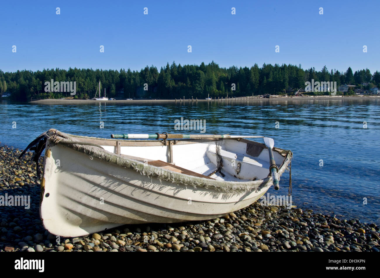 Dory lancha en la playa Puget Sound, Washington Foto de stock