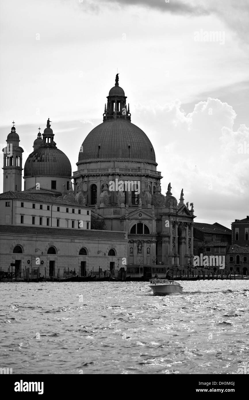 Vista de Venecia, Sitio del Patrimonio Mundial de la UNESCO, imagen en blanco y negro, Venecia, Véneto, Italia, Europa Foto de stock