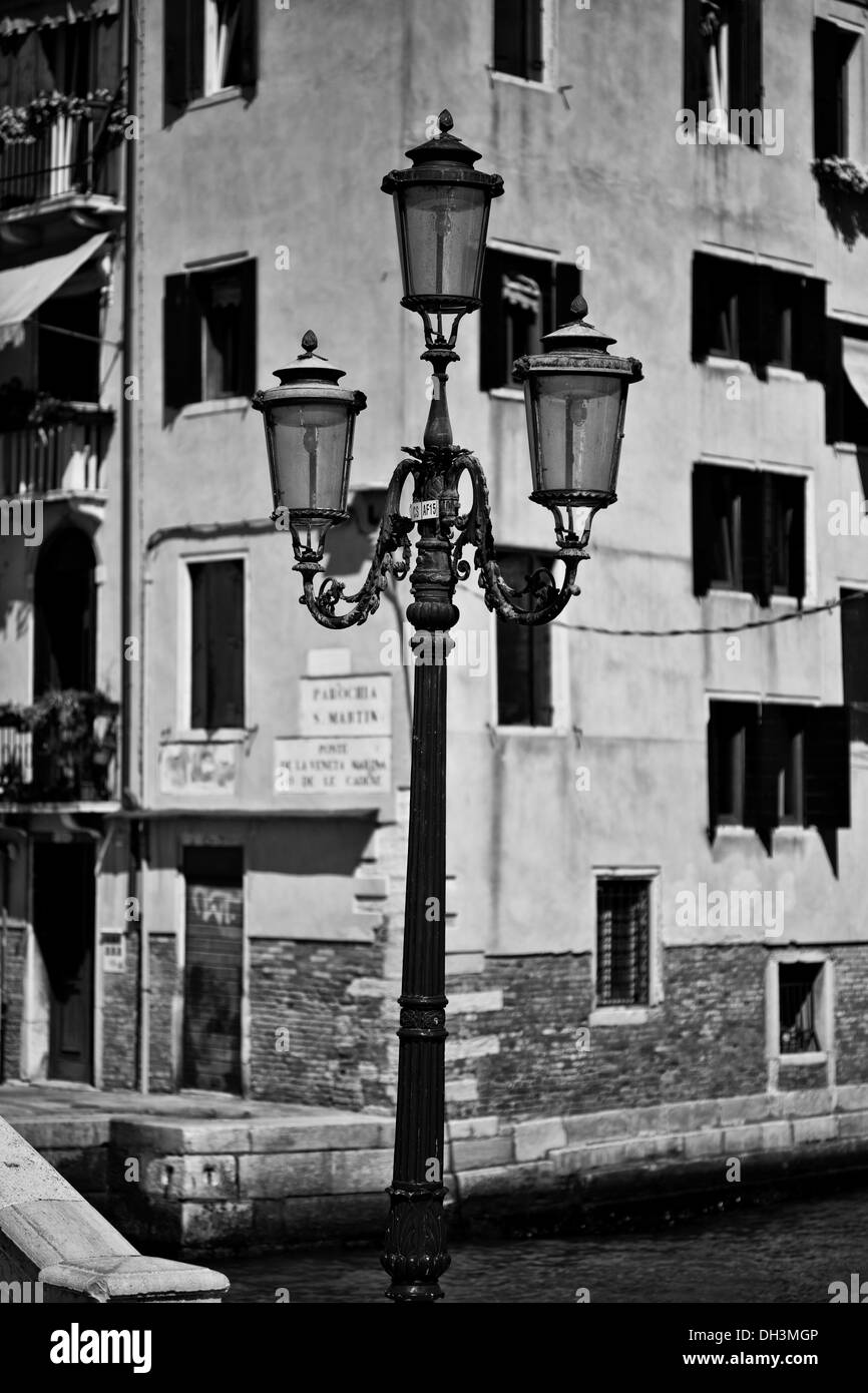 Una lámpara de la calle en Venecia, imagen en blanco y negro, Venecia, Véneto, Italia, Europa Foto de stock