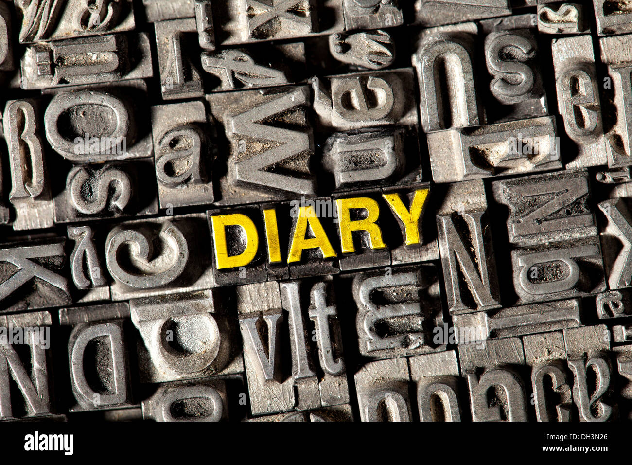 Antiguas letras de plomo que forman la palabra 'diary' Foto de stock