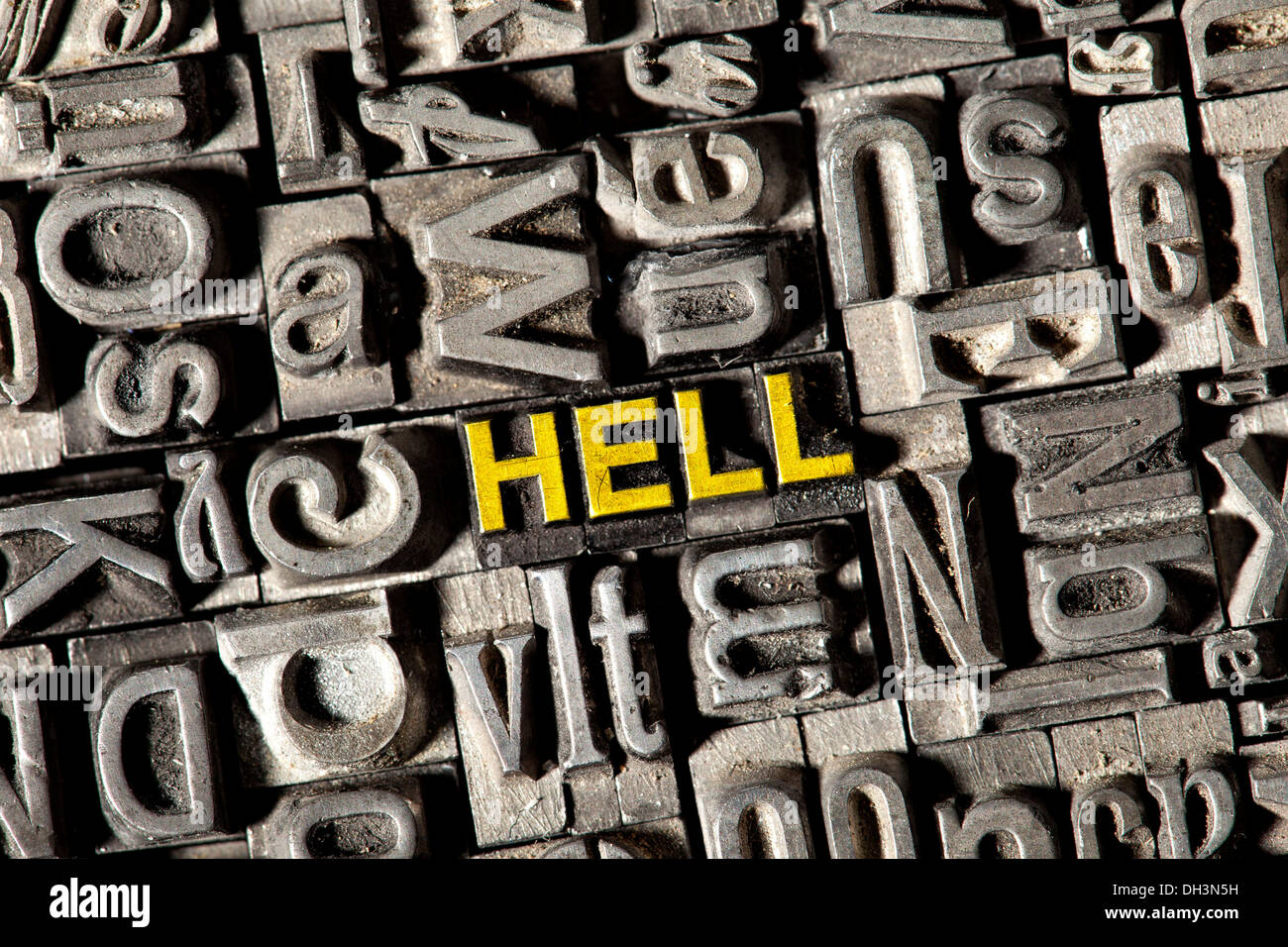 Antiguas letras de plomo que forman la palabra 'infierno' Foto de stock