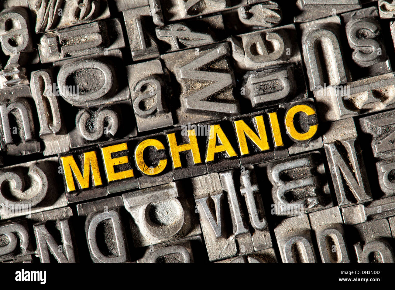 Antiguas letras de plomo que forman la palabra 'MECHANIC' Foto de stock