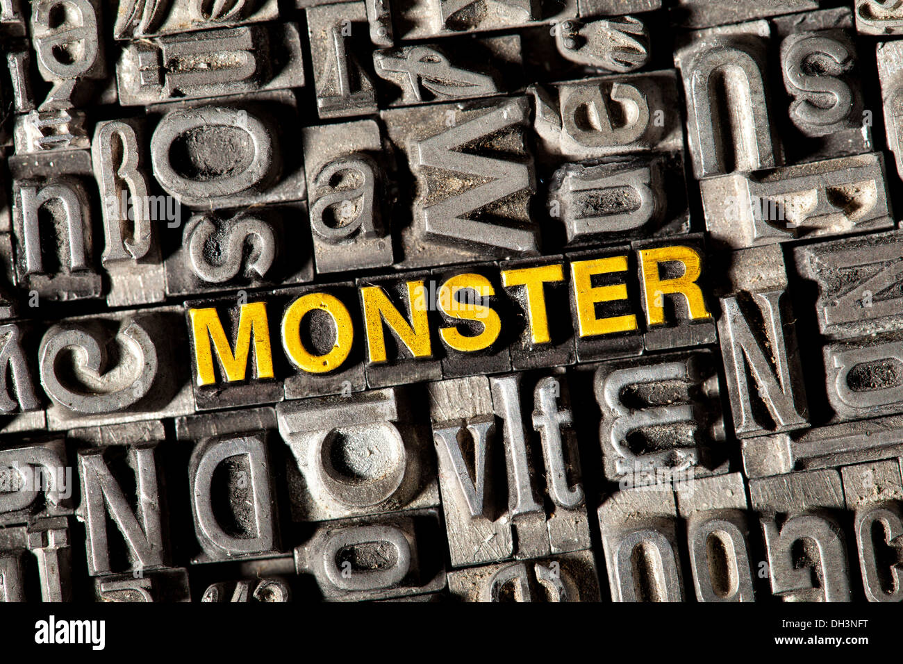 Antiguas letras de plomo formando la palabra 'Monster' Foto de stock