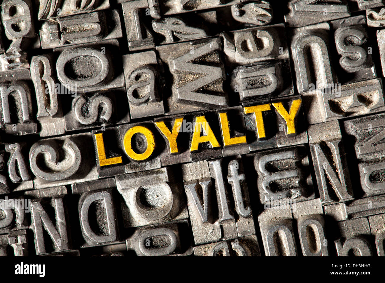 Antiguas letras de plomo que forman la palabra "lealtad" Foto de stock
