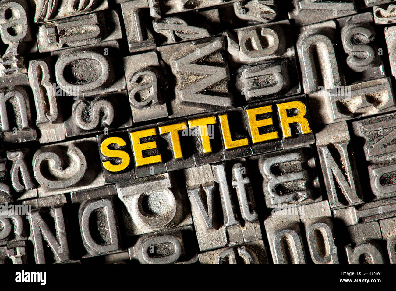 Antiguas letras de plomo que forman la palabra 'SETTLER' Foto de stock