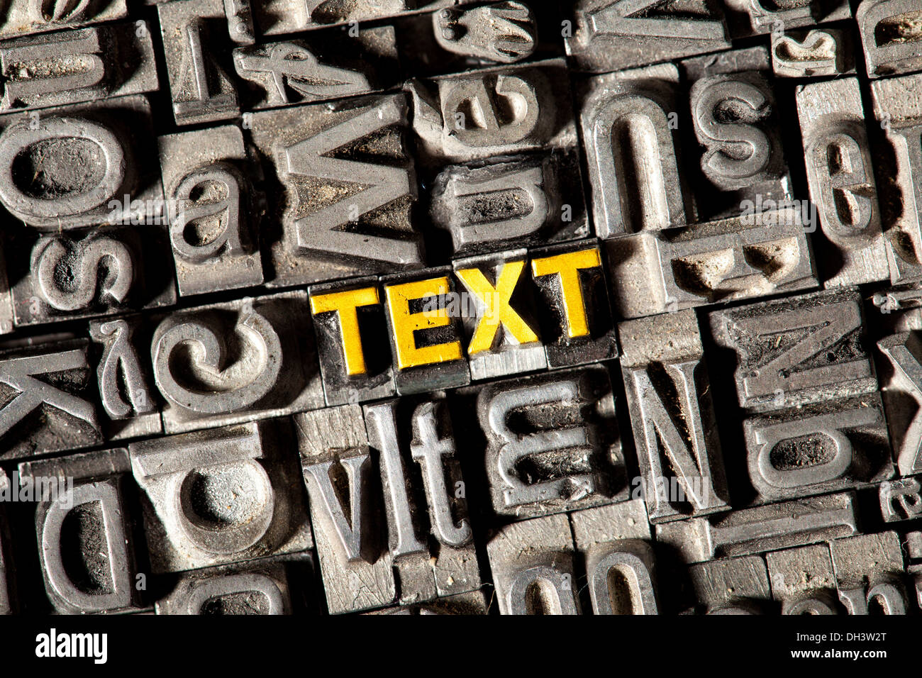 Antiguas letras de plomo que forman la palabra 'texto' Foto de stock