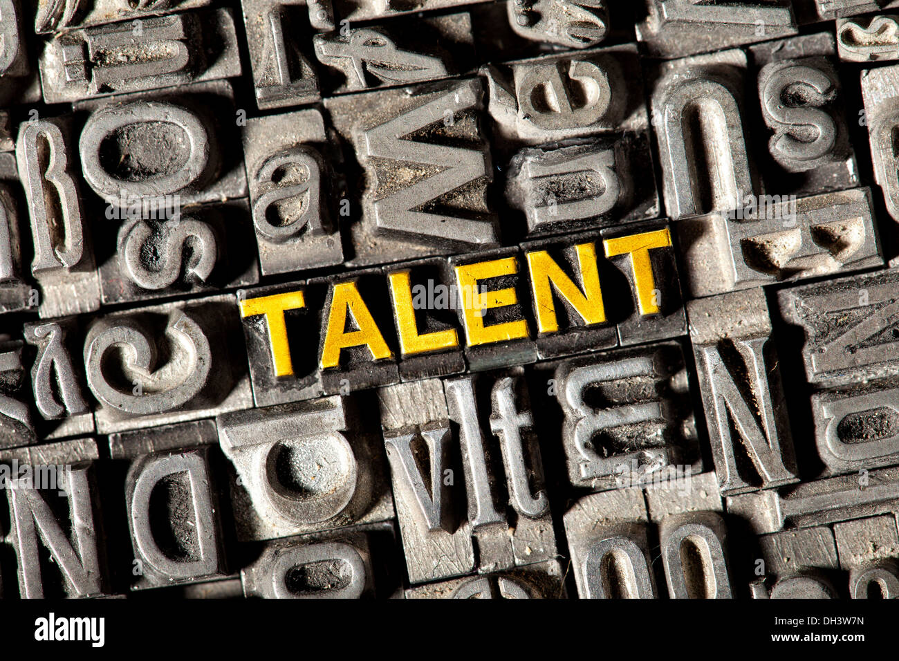 Antiguas letras de plomo que forman la palabra "talento" Foto de stock