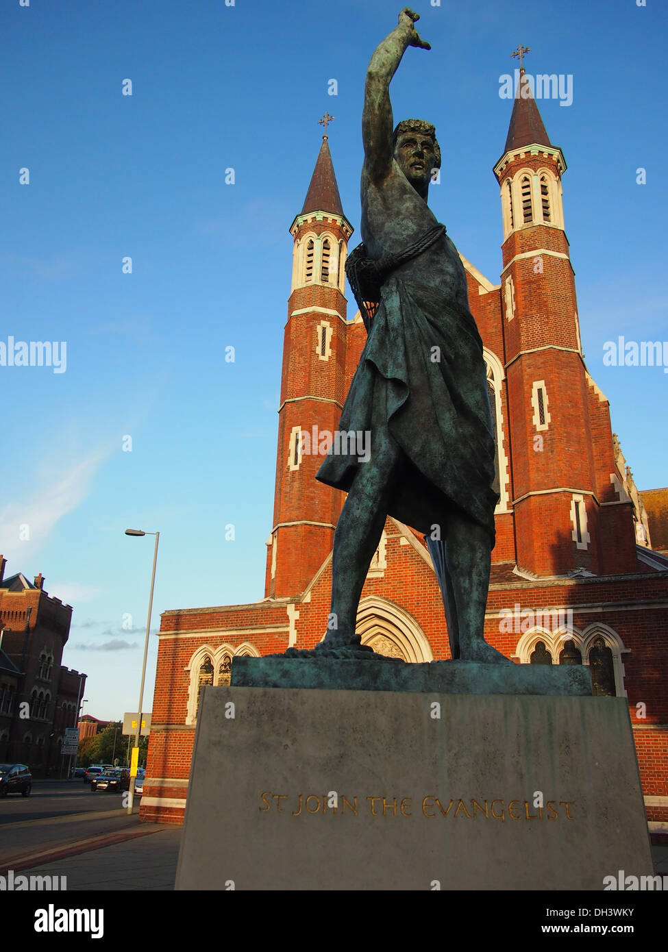 La estatua de San Juan Evangelista esculpida por Philip Jackson fuera de Saint John's Catedral Católica, Portsmouth, Inglaterra Foto de stock