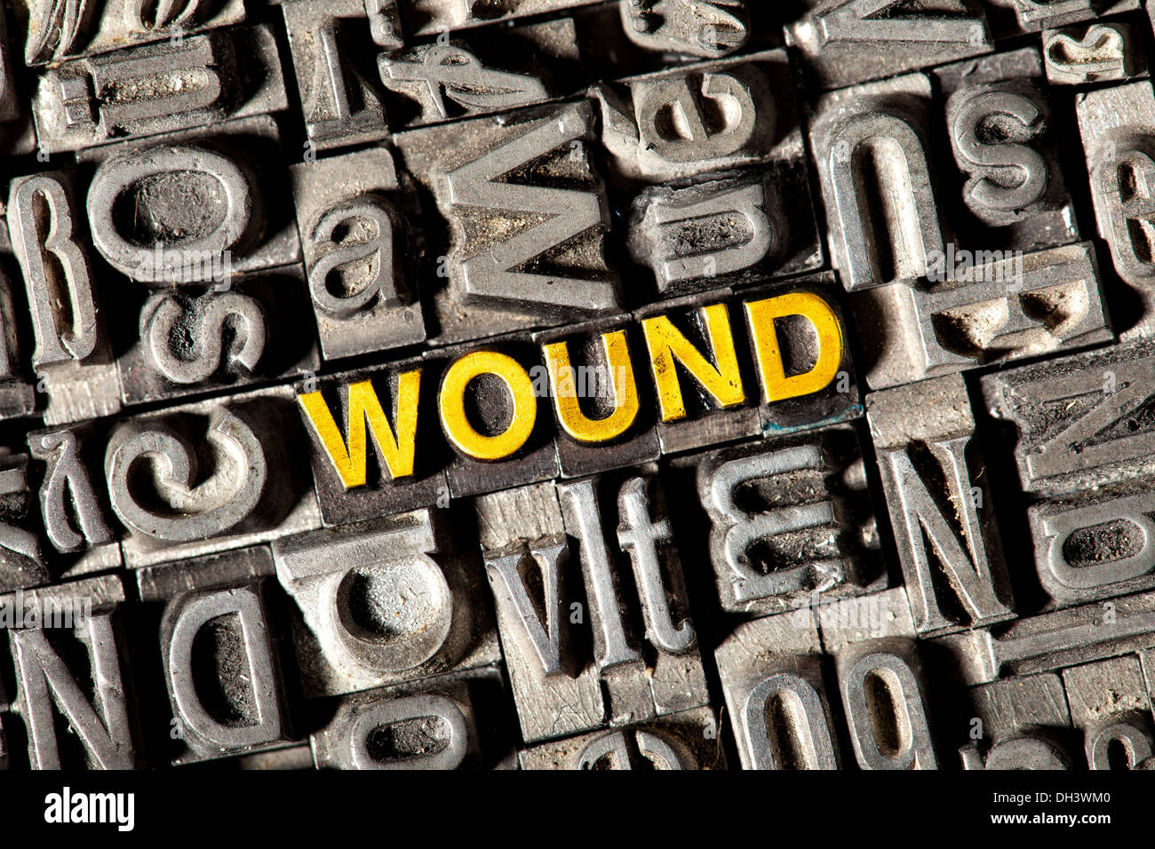 Antiguas letras de plomo que forman la palabra "herida" Foto de stock