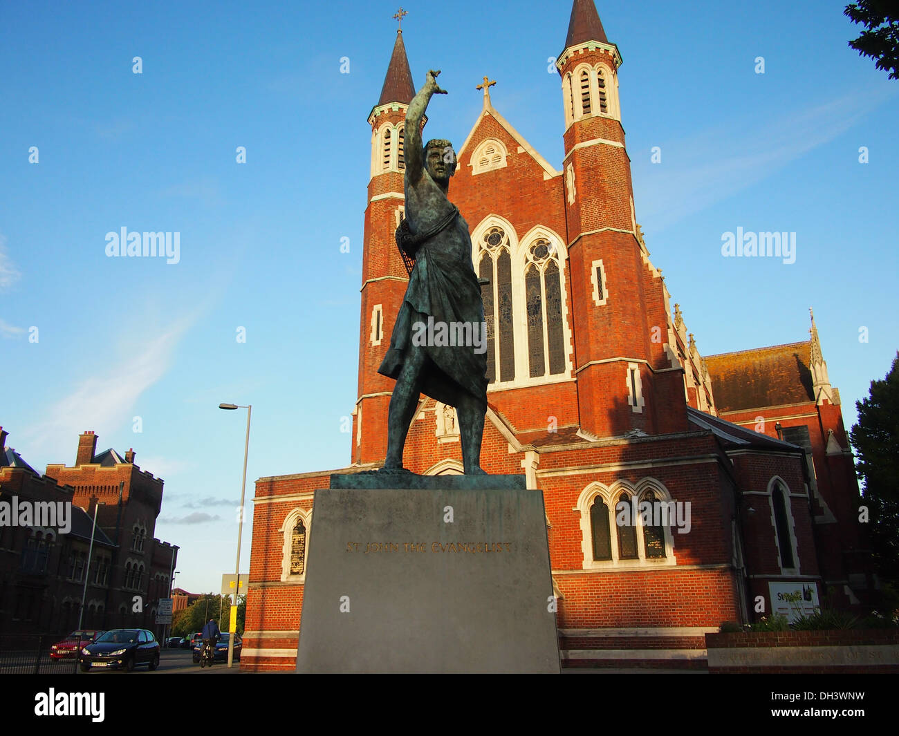 La estatua de San Juan Evangelista esculpida por Philip Jackson fuera de Saint John's Catedral Católica, Portsmouth, Inglaterra Foto de stock