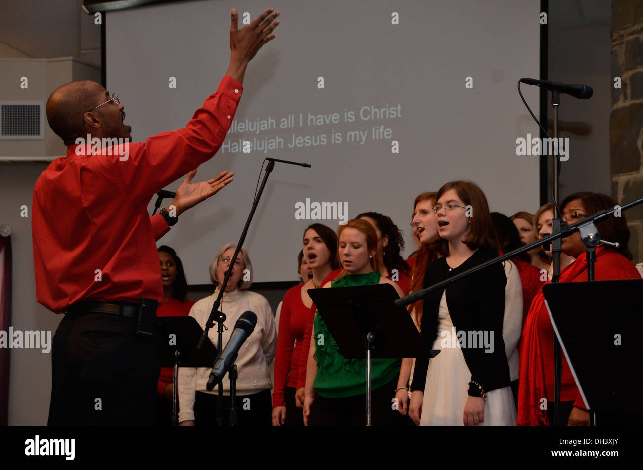 Director de coro dirigiendo cantantes en un coro Foto & Imagen De Stock