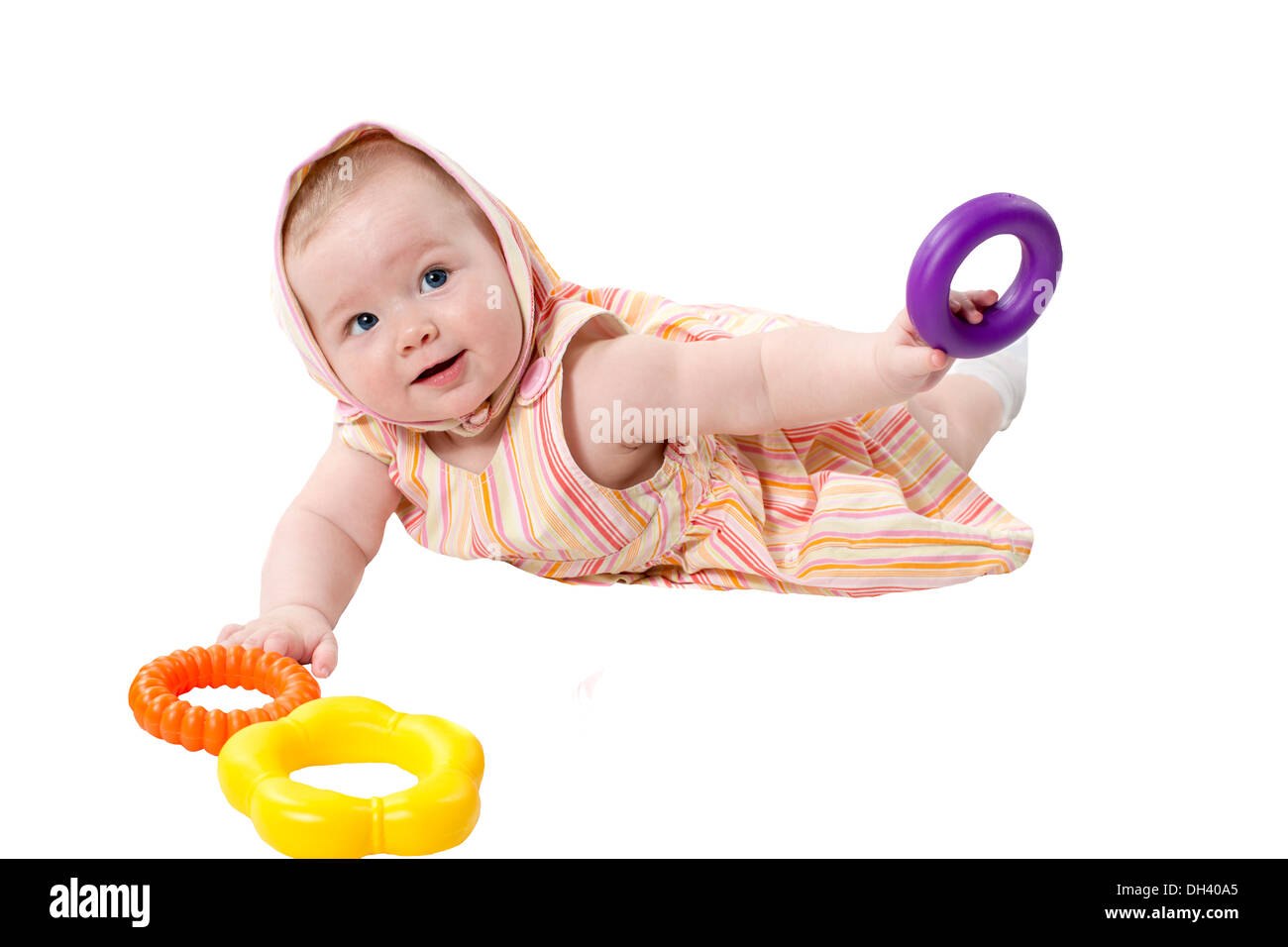 Niño Niña jugando con la pirámide de juguete construir desde anillos