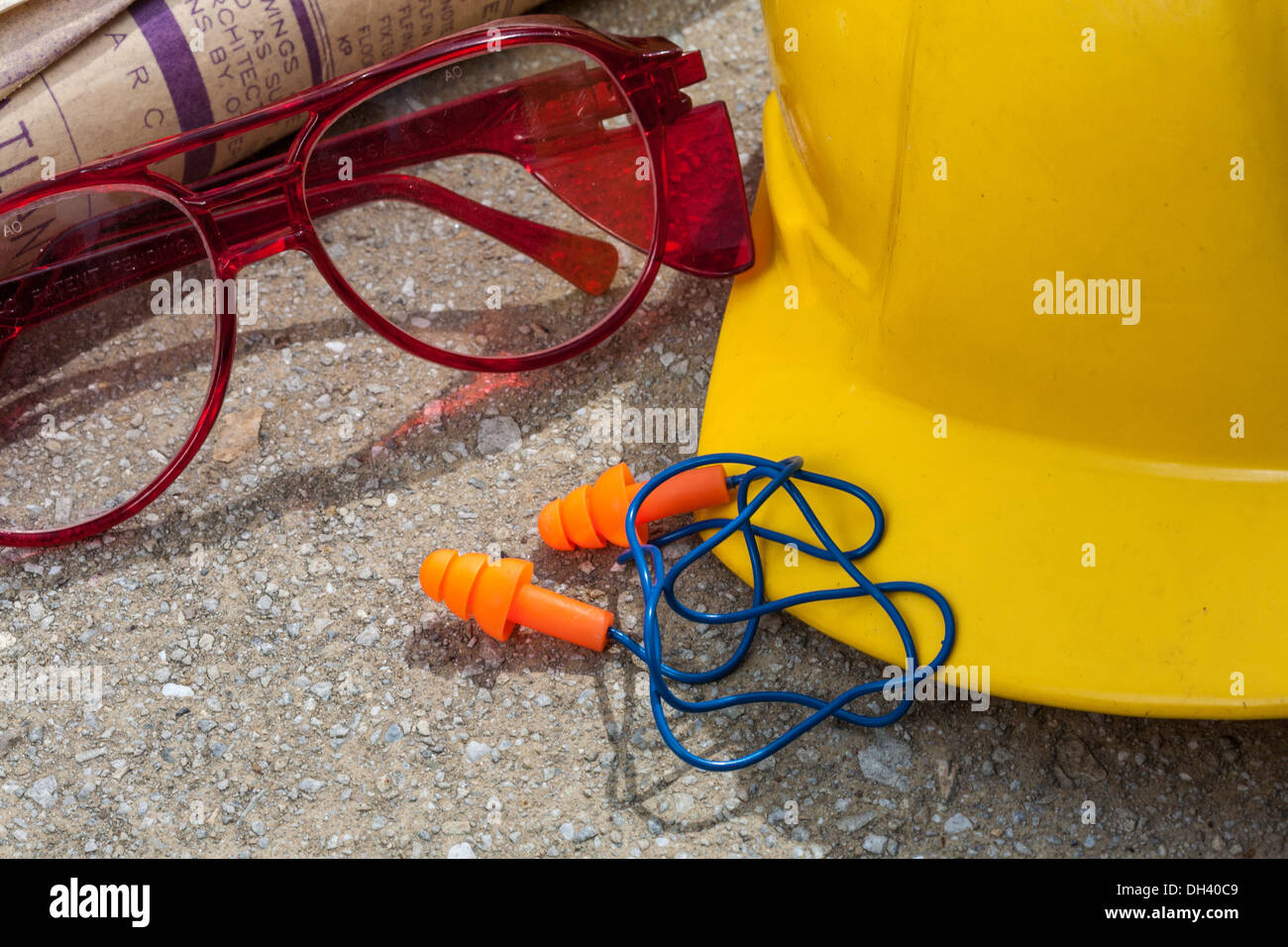 Still Life, la Protección Industrial de marcha, casco de seguridad, tapones para los oídos y gafas de seguridad, EE.UU. Foto de stock