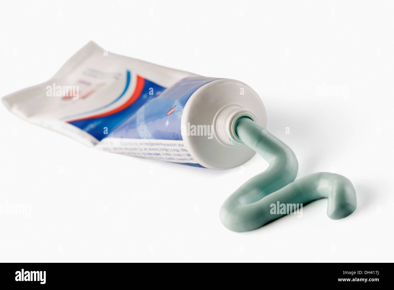 Close-up de un tubo de pasta de dientes Fotografía de stock - Alamy