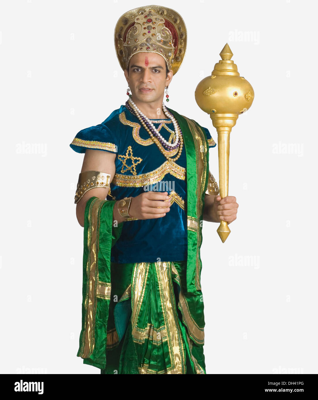 Joven vestida como Bhima y sosteniendo una maza Foto de stock