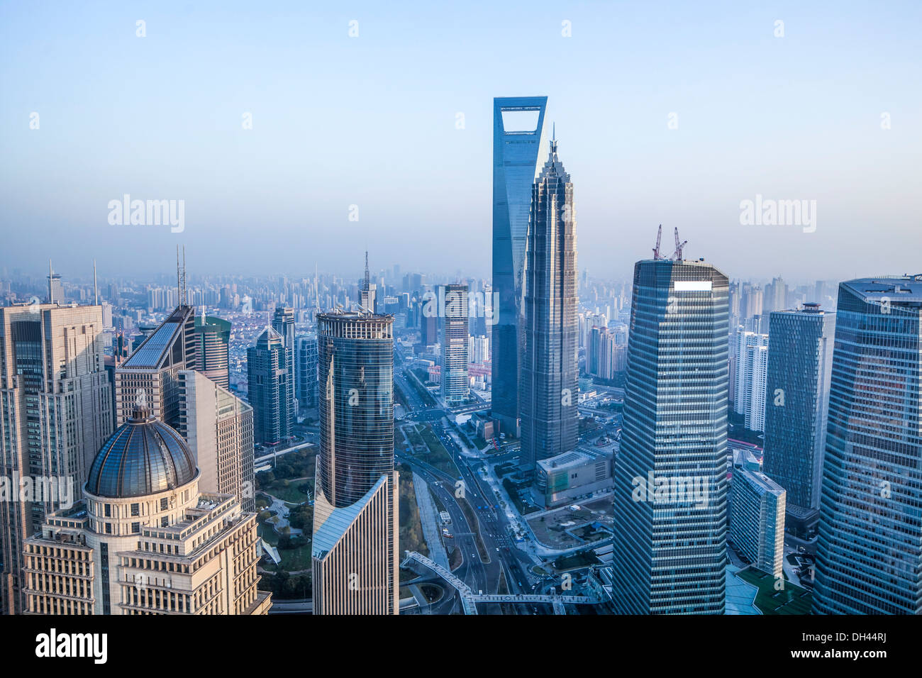 Vista de pájaro en Shanghai, China, Bund (Pudong) área, escena urbana Foto de stock