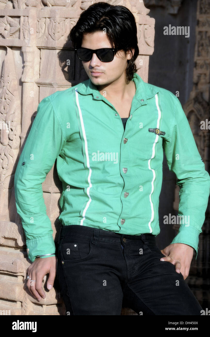 pantalon negro camisa verde hombre