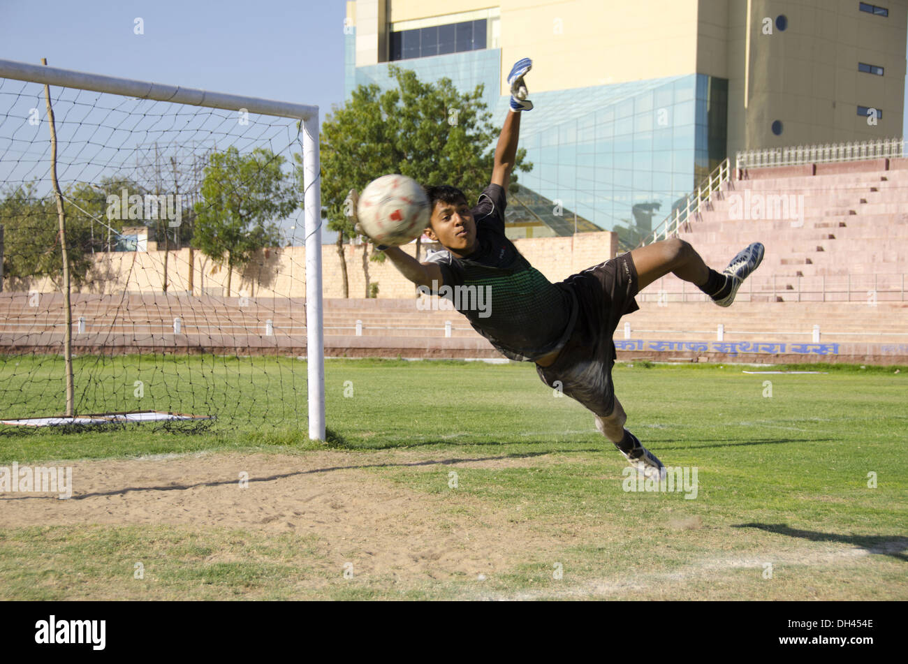 Partido de fútbol , portero deteniendo gol , india , asia , MR#786 Foto de stock