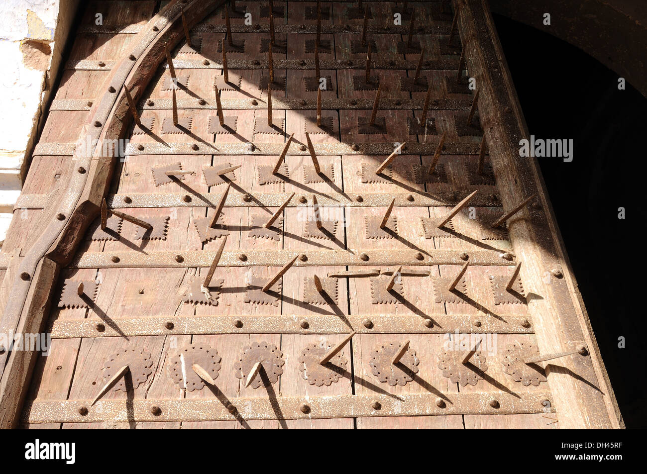 La puerta de seguridad de Fort con largos clavos metálicos afilados Gujarat India Foto de stock