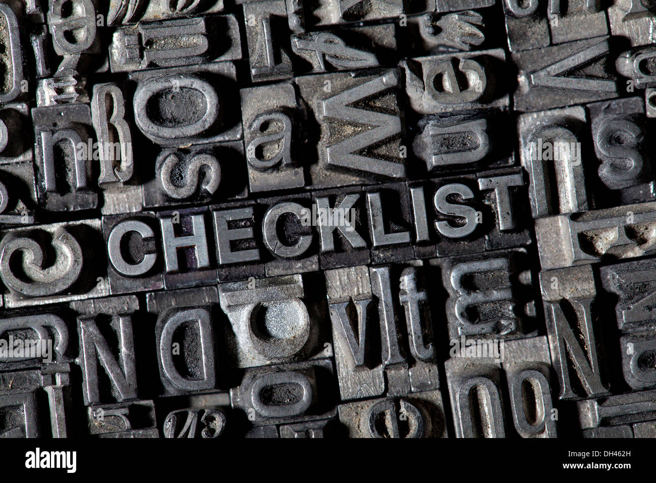 Cable viejo letras que forman la palabra checklist Foto de stock