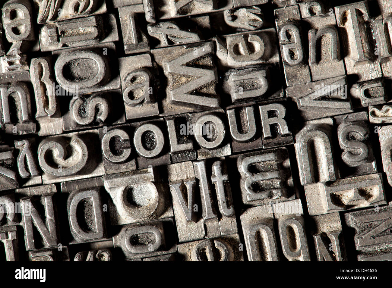 Antiguas letras de plomo que forman el color de la palabra Foto de stock