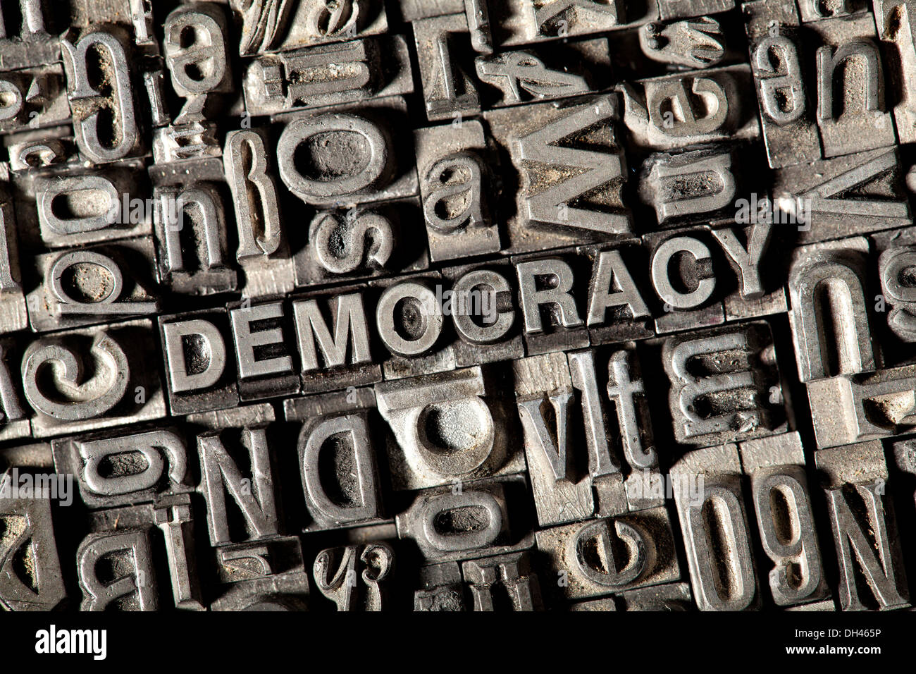 Antiguas letras de plomo que forman la palabra democracia Foto de stock