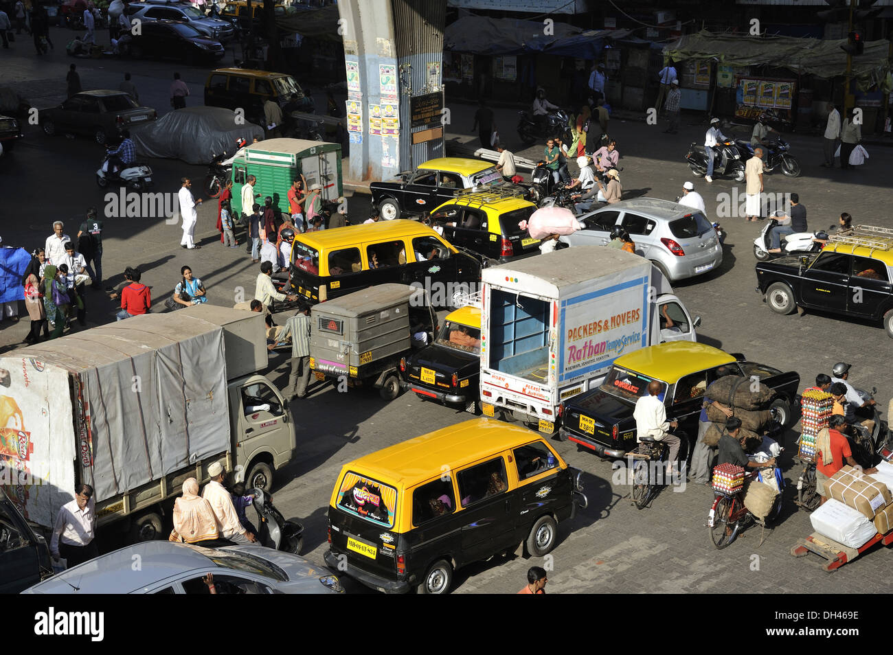 Tráfico en Bazar Bhendi Junction en Mumbai, Maharashtra, India Foto de stock