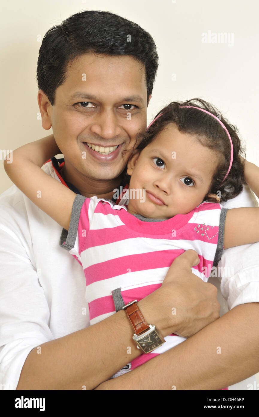 Padre E Hija Bebe Abrazandolo Abrazando Mr 736s Senor 736p Fotografia De Stock Alamy