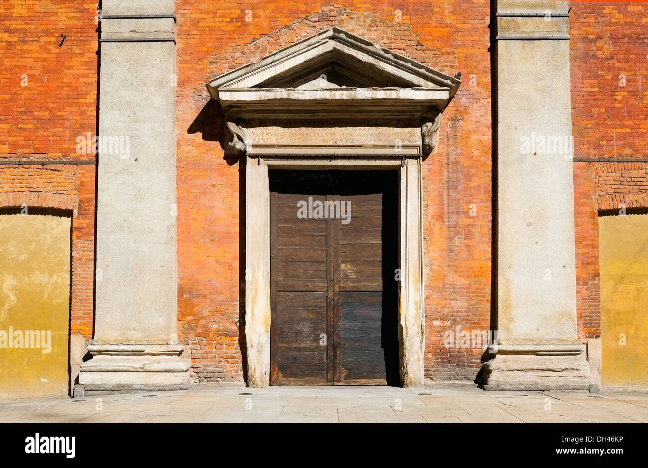 Entrada de San Nazaro Basílica en Corso di Porta Romana, en Milán, Italia Foto de stock