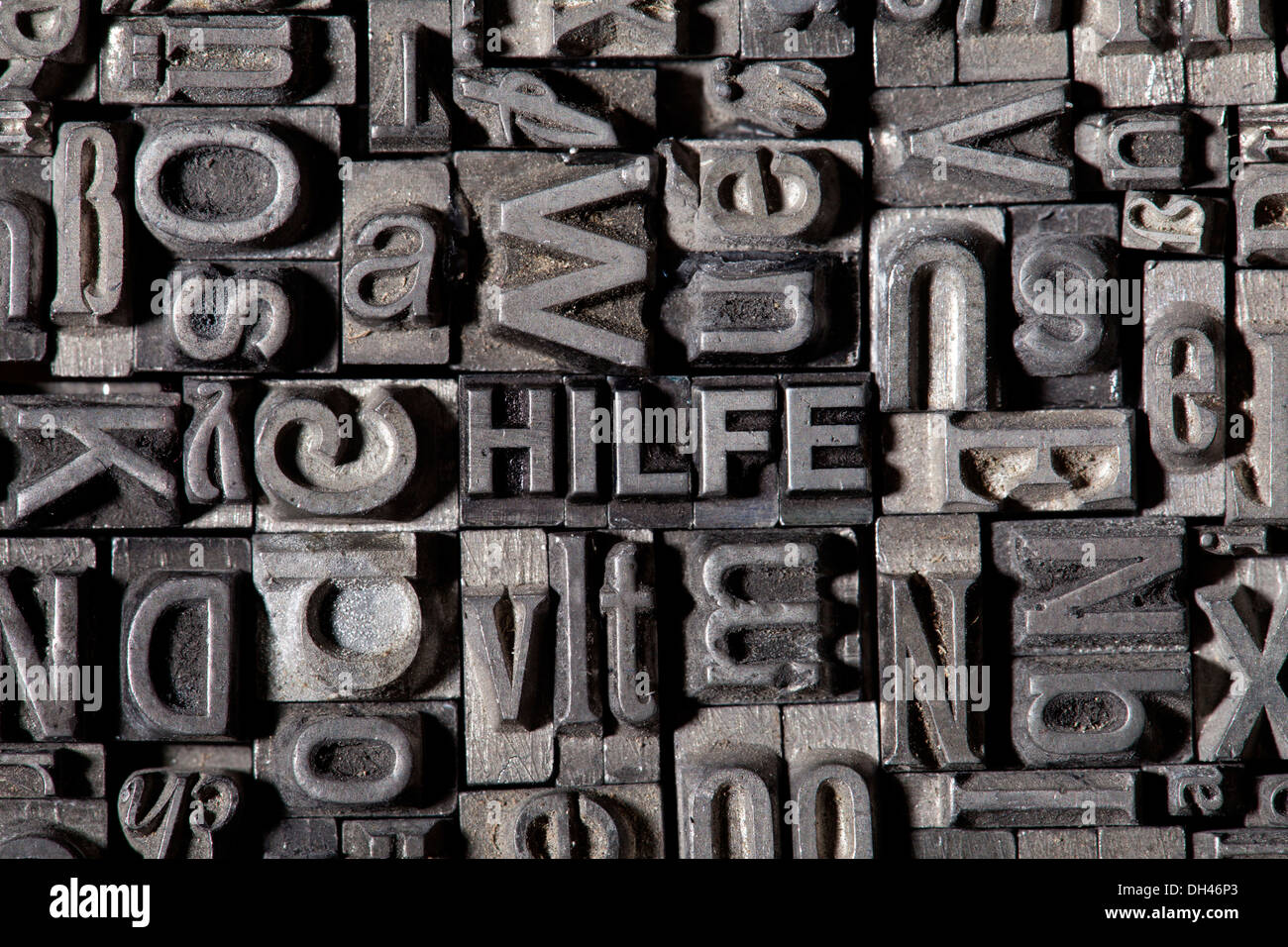Cable viejo letras que forman la palabra HILFE, Alemán para ayudar Foto de stock