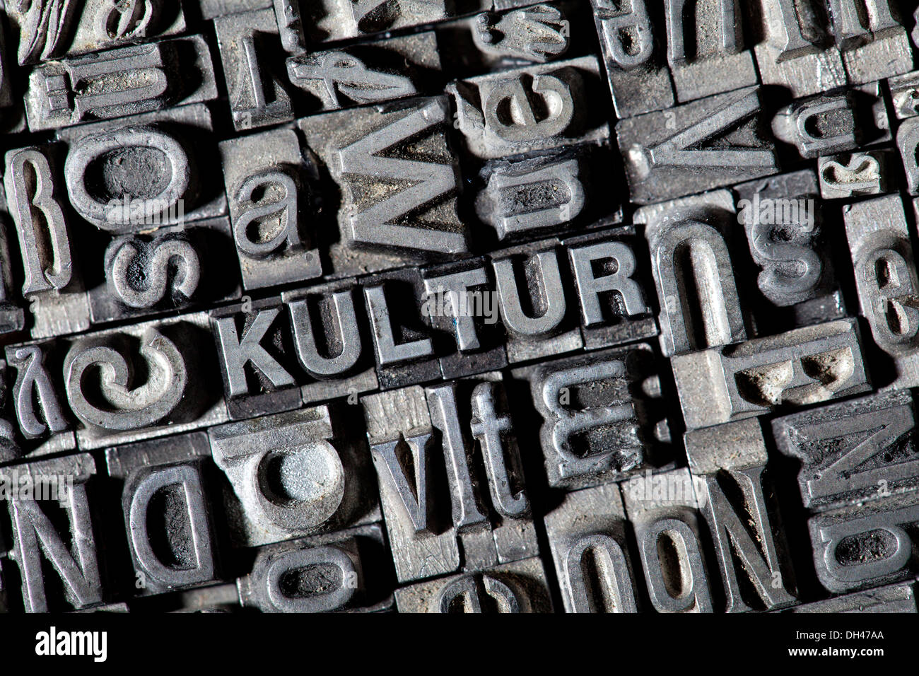 Antiguas letras de plomo que forman la palabra "Kultur", Alemán para 'cultura' Foto de stock