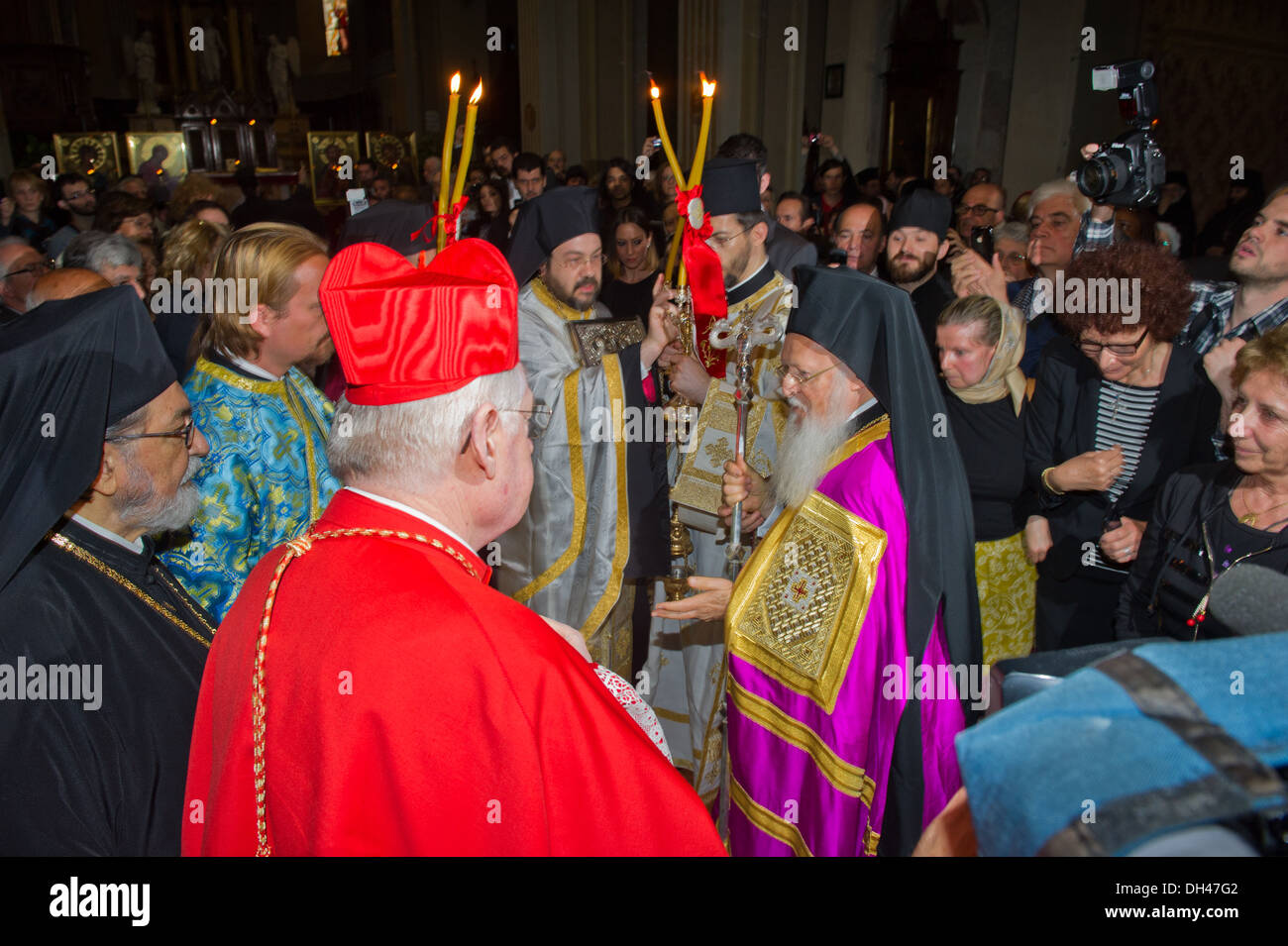 Reunión de la Iglesia Católica y la Iglesia Ortodoxa Copta en Milán. El Cardenal Angelo Scola cumple con el Patriarca Ortodoxo Tawadros II Foto de stock