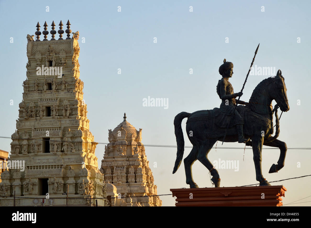 Estatua de Veer Singh Gohil Hameer sentados en el caballo con lanza en la mano en el fondo del templo Gujrat India Asia Foto de stock