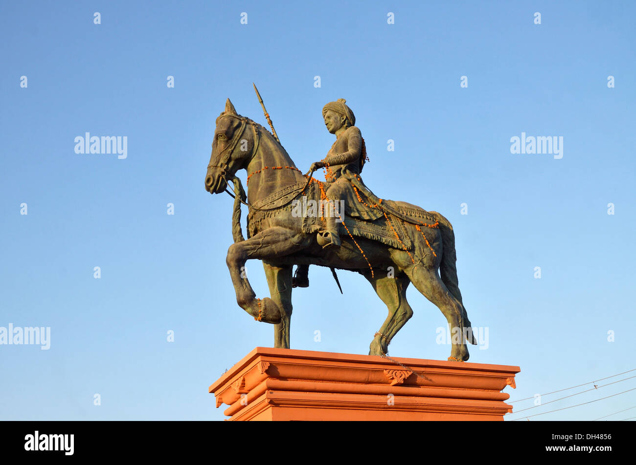 Estatua de Veer Singh Gohil Hameer sentados en el caballo con lanza en mano Gujrat India Asia Foto de stock