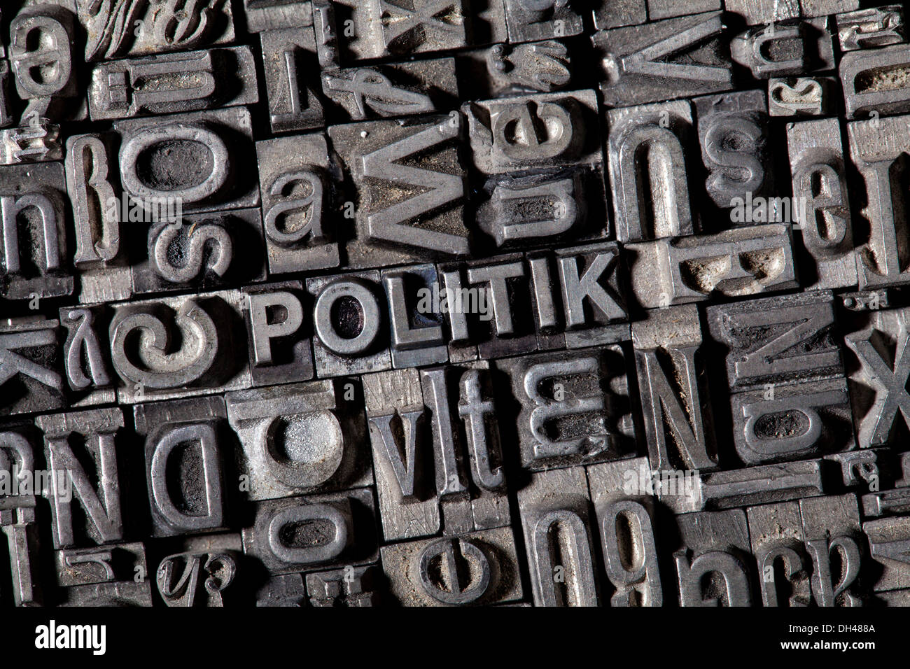 Antiguas letras de plomo que forman la palabra "politik", Alemán para 'política' Foto de stock