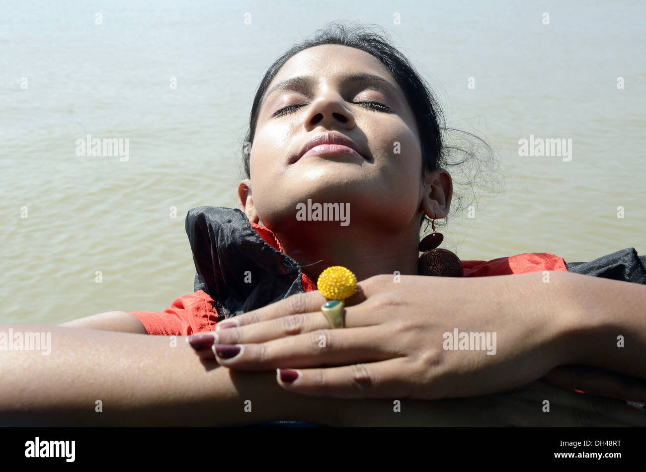 Chica sol su rostro a Papi Hills Rajahmundry Andhra Pradesh India Sr.#704K Foto de stock