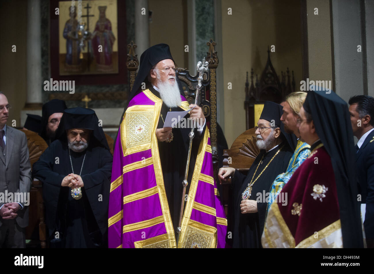 Reunión de la Iglesia Católica y la Iglesia Ortodoxa Copta en Milán. El Cardenal Angelo Scola cumple Patriarca Ortodoxo Tawadros I Fotografía de stock - Alamy Reunión de la Iglesia Católica y la Iglesia Ortodoxa Copta en Milán. El Cardenal Angelo Scola cumple Patriarca Ortodoxo Tawadros I Fotografía de stock - Alamy