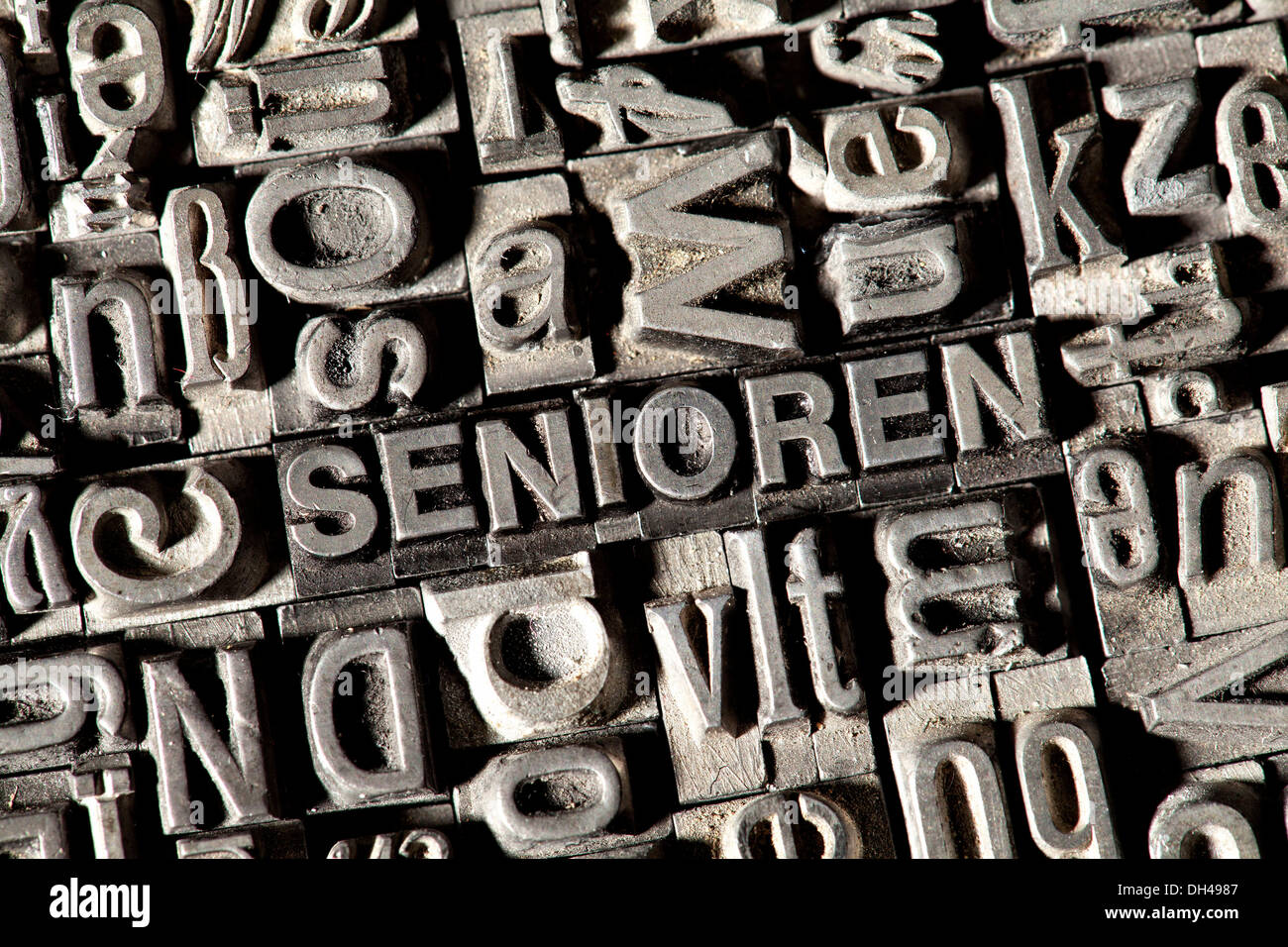 Cable viejo letras que forman la palabra SENIOREN, Alemán para personas mayores Foto de stock